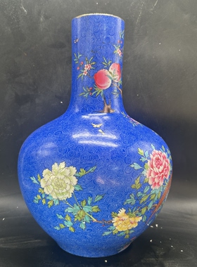 大清乾隆款粉彩轧道暗刻手绘寿桃牡丹孔雀天球瓶摆件古玩收藏客厅