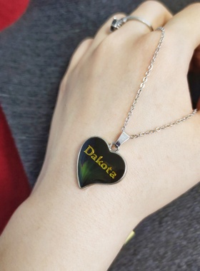 3元辣妹黑色爱心英文字母吊坠