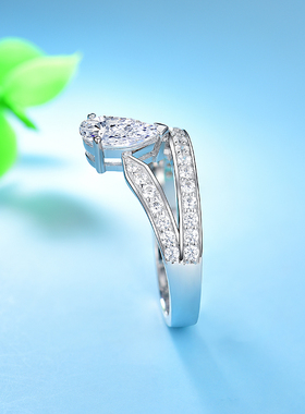 卓蝶珠宝水滴形莫桑石镀金钻戒