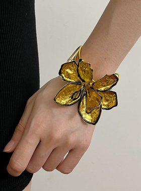 ZR欧美夸张立体褶皱大花朵金属耳环女度假风复古珐琅花瓣耳夹耳饰