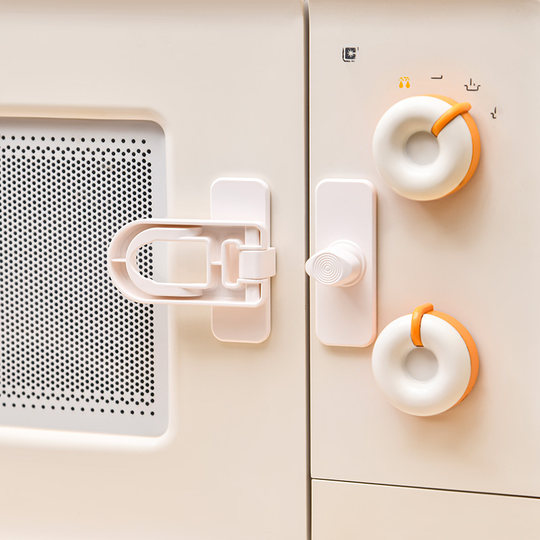 The lock does not need to be punched and can be used even if it is not on the same plane.