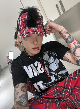 RED ICE莫西干黑红格子铆钉朋克嘻哈摇滚暗黑哥特亚文化鸭舌帽子