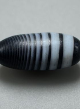 风化纹老缠丝玛瑙珠黑白色蛹形千年古珠精品古董佩饰老珠挂坠放漏