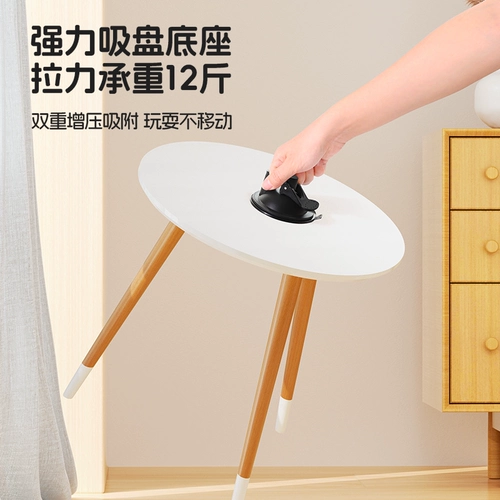 Кошка и игрушечная всасываем