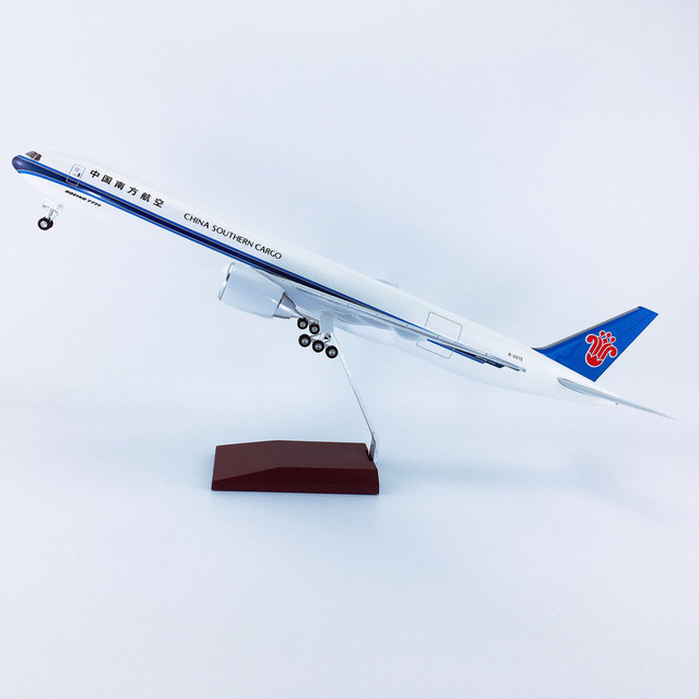47cm Boeing B777 passenger aircraft China Southern Airlines finished model China Southern Airlines simulated alloy aircraft with wheels