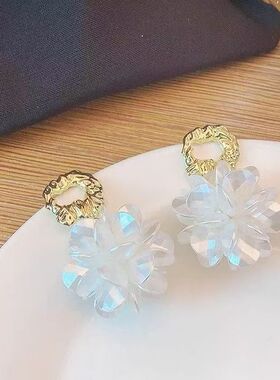 白色字母花瓣花朵耳钉