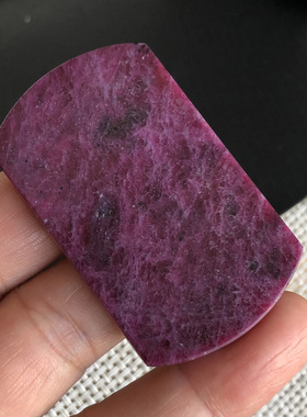 方牌吊坠红刚玉毛衣链