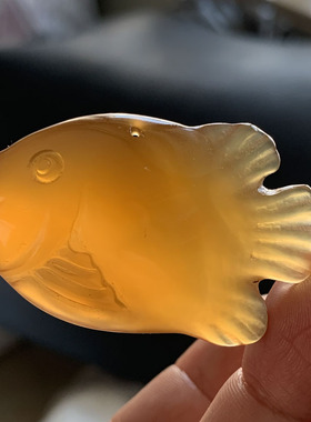 天然红玛瑙雕刻神仙鱼吊坠