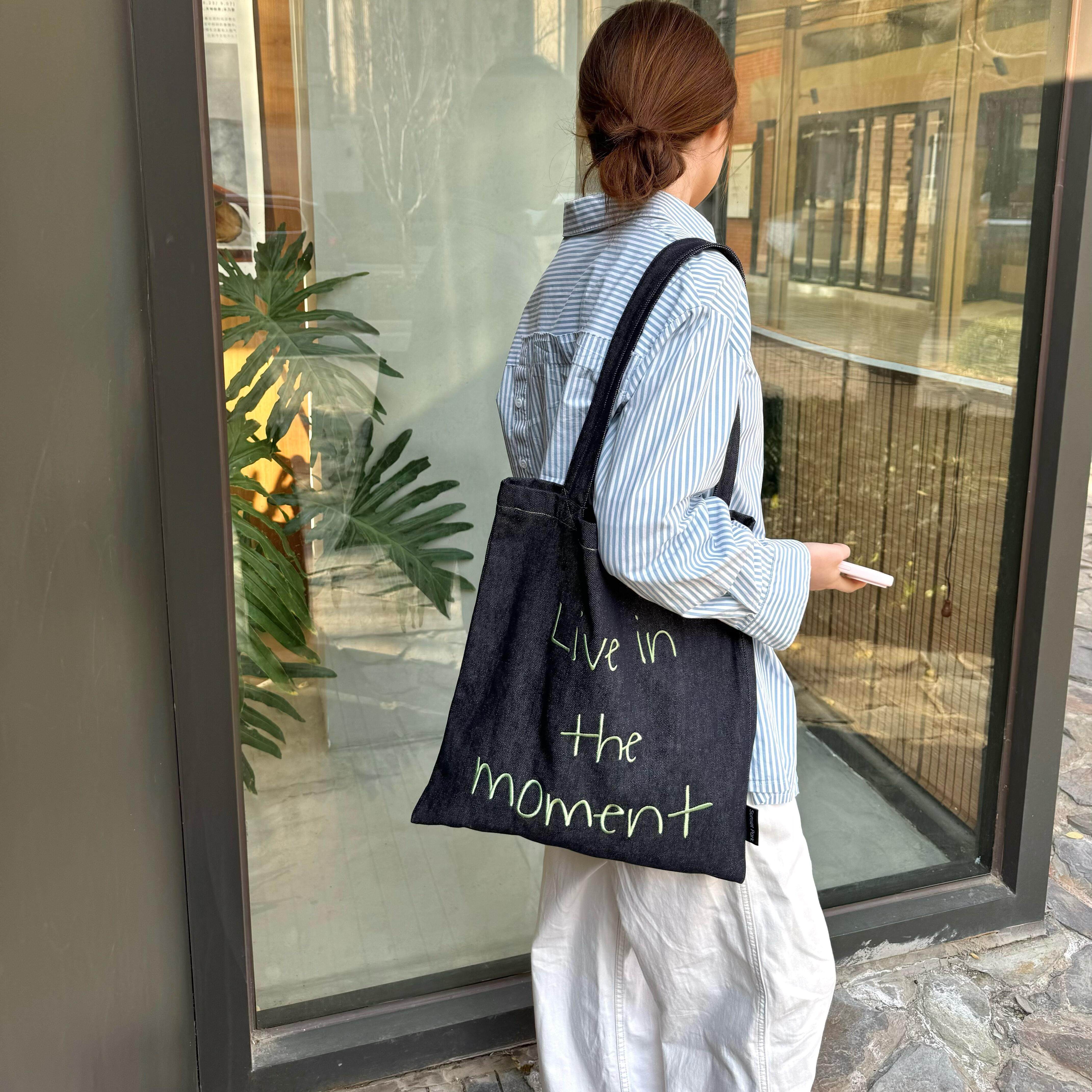 SunsetPark「活在当下」原创英文撞色刺绣彩色牛仔百搭单肩帆布包,淘宝优惠券,粉丝福利购,淘宝优惠卷