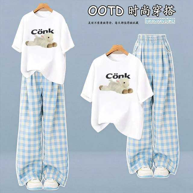 ຫຼາກຫຼາຍຂອງ outfits ແບບວິທະຍາໄລແລະ bestie ເສື້ອທີເຊີດເດັກຍິງ