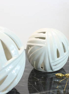 白色抽象镂空几何新中式风摆件