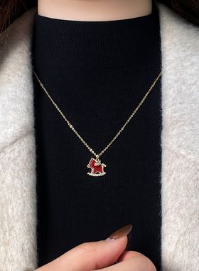 马上有钱红色小马吊坠项链女款2026新款爆款高级感轻奢小众毛衣链