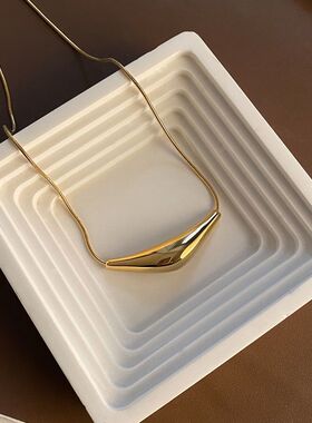 新款个性嘻哈小众百搭设计师款锁骨金色项链女潮酷辣妹饰品高级感