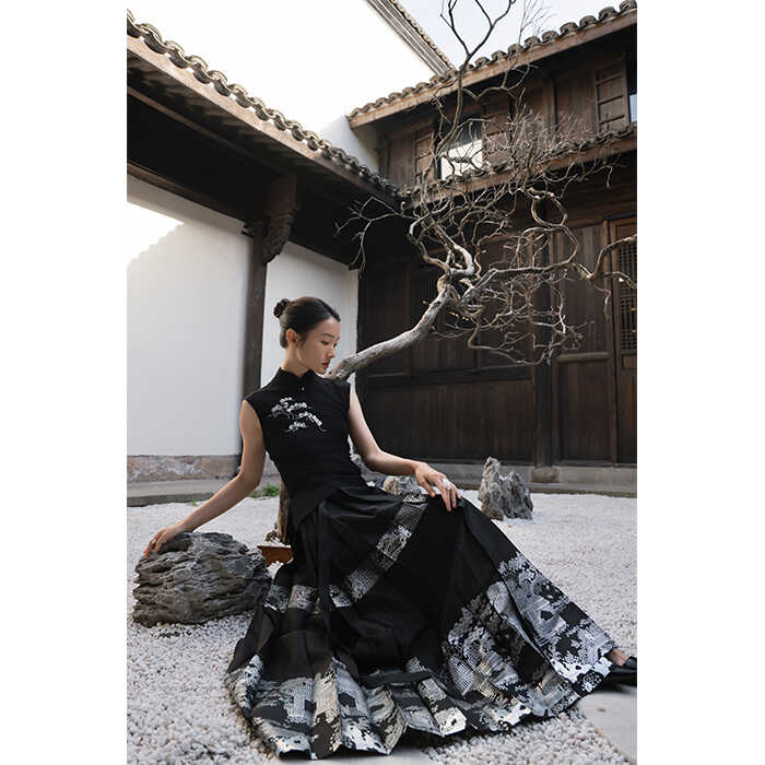 小鹿弥雅《松》原创设计新中式国风刺绣改良旗袍领背心上衣开叉 - 图2