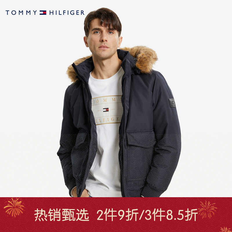 爱打扮(www.idaban.cn)，Tommy 男装简约LOGO贴片灰鸭绒大口袋毛领保暖连帽羽绒服19662