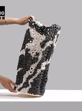 一匚黑白镂空陶瓷花器摆件