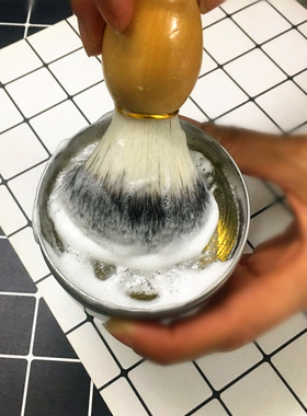 理发店打泡刷剃须刮脸