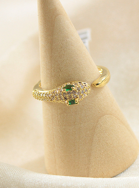 精致小灵蛇戒指女指环个性指尖配饰尾戒小众设计镶钻绿眼蛇头开口