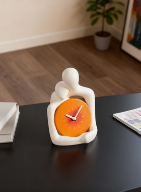 现代简约创意人物时钟摆件