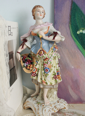 德国产精湛雕刻少女瓷偶雕像