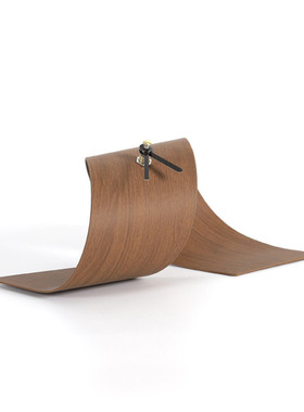 现代极简金属皮革木纹卷片座钟摆件扭曲钟样板间桌面抽象时钟装饰