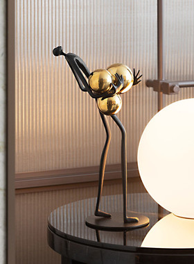 热销现代简约抱球雕塑人物抽象摆件软装样板房家居客厅书房几何装