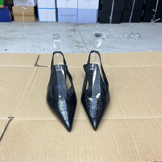 Модные и универсальные сандалии без шнуровки с острым носком и неглубоким однотонным узором.