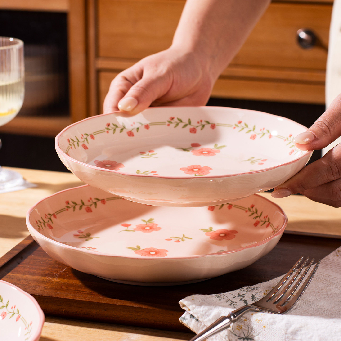 2025新款漂亮的盘子家用菜盘釉下彩8英寸特别好看的陶瓷碟子餐盘,淘宝优惠券,粉丝福利购,淘宝优惠卷