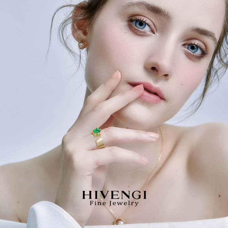VVG emerald ring set with natural diamonds