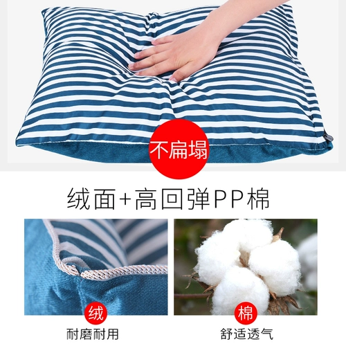 Зима в гнезде собаки держит теплую гнездо собаку, маленькая собака, плюша