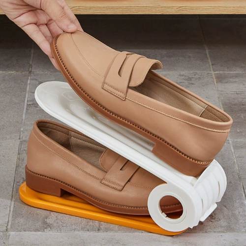 Артефакт хранения двойной стойки для обуви может регулировать шкаф для обуви.