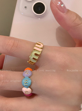 彩色多巴胺m豆戒指女小众设计感高级开口指环时尚个性字母食指戒