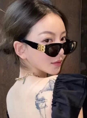 墨镜男开车大脸街拍复古风