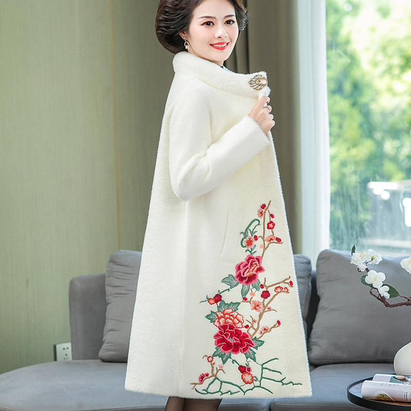 洋气妈妈秋冬中长款外套红色刺绣花 美牧莲中老年女装