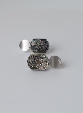 黑蝶贝雕花耳钉S925银耳饰新时尚
