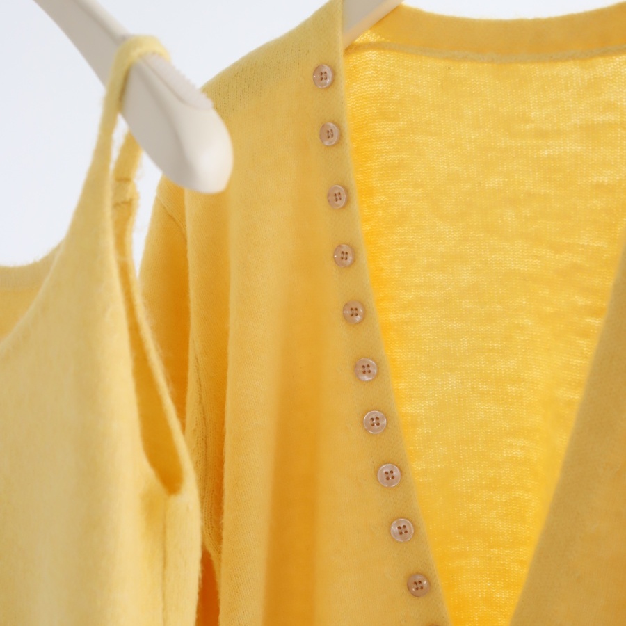 冬季恋歌 温柔风新款叠穿深V领多扣外套开衫+吊带背心简约两件套 - 图0