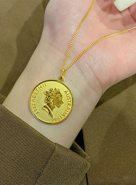 伊丽莎白女王金币头像项链 女纯银镀18K黄金色圆牌锁骨链设计时尚