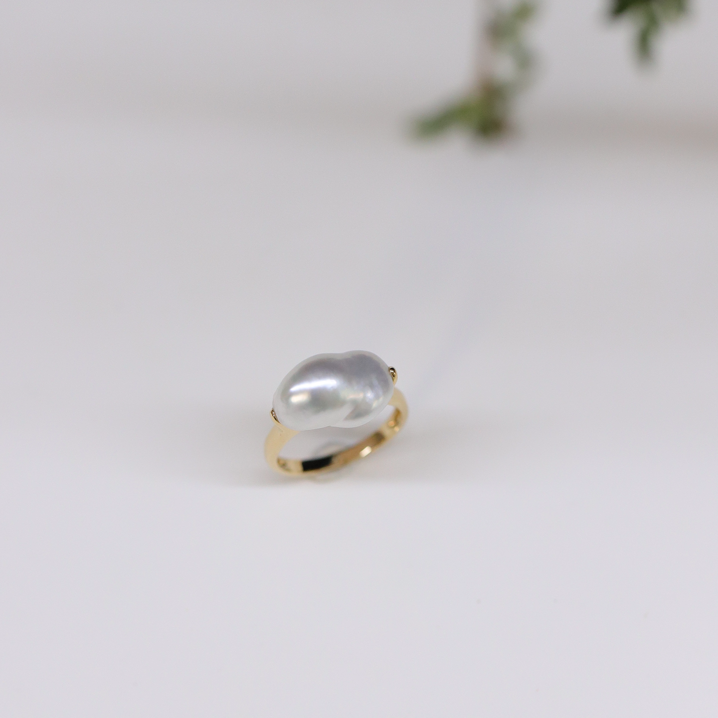 A Yun'ao White Keshi Pearl Ring