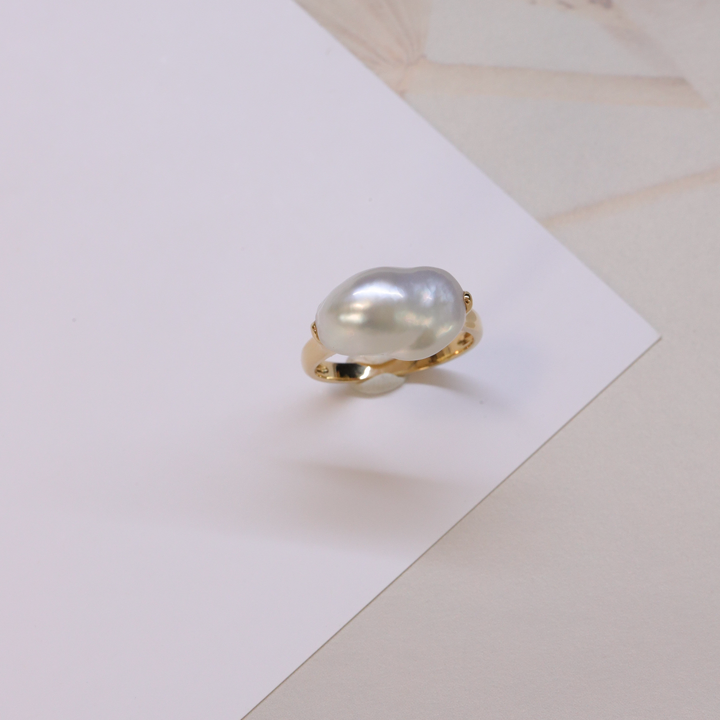 A Yun'ao White Keshi Pearl Ring
