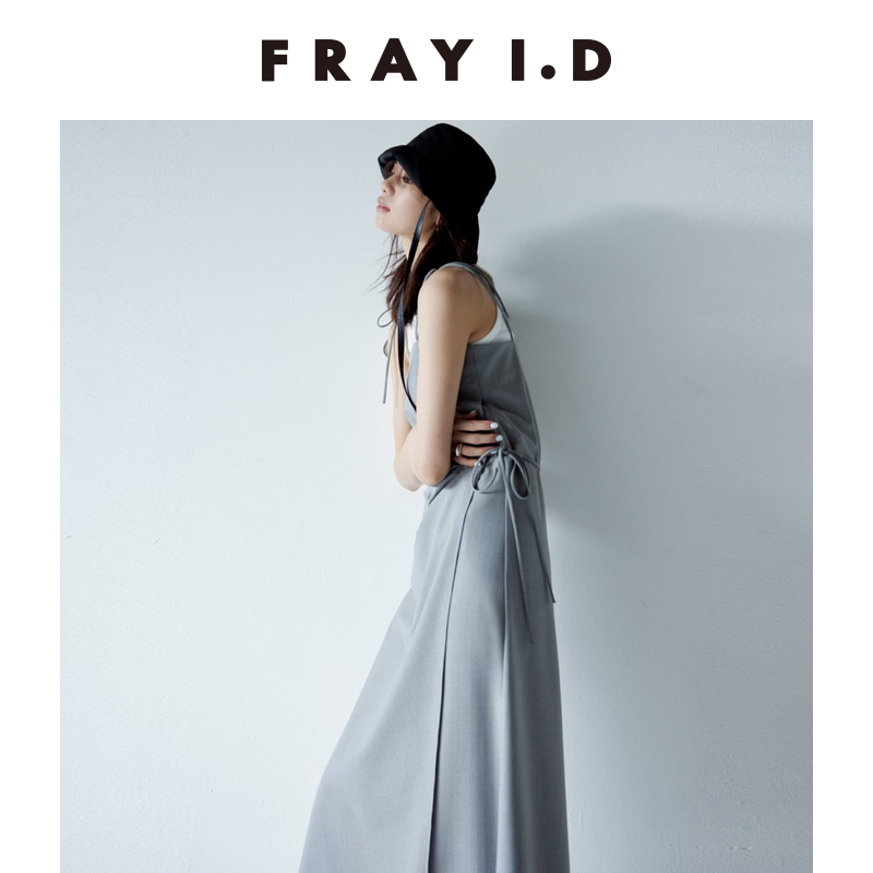 FRAY I.D2024春夏新品简约时尚褶皱不对称吊带连衣裙FWFO241082 - 图2