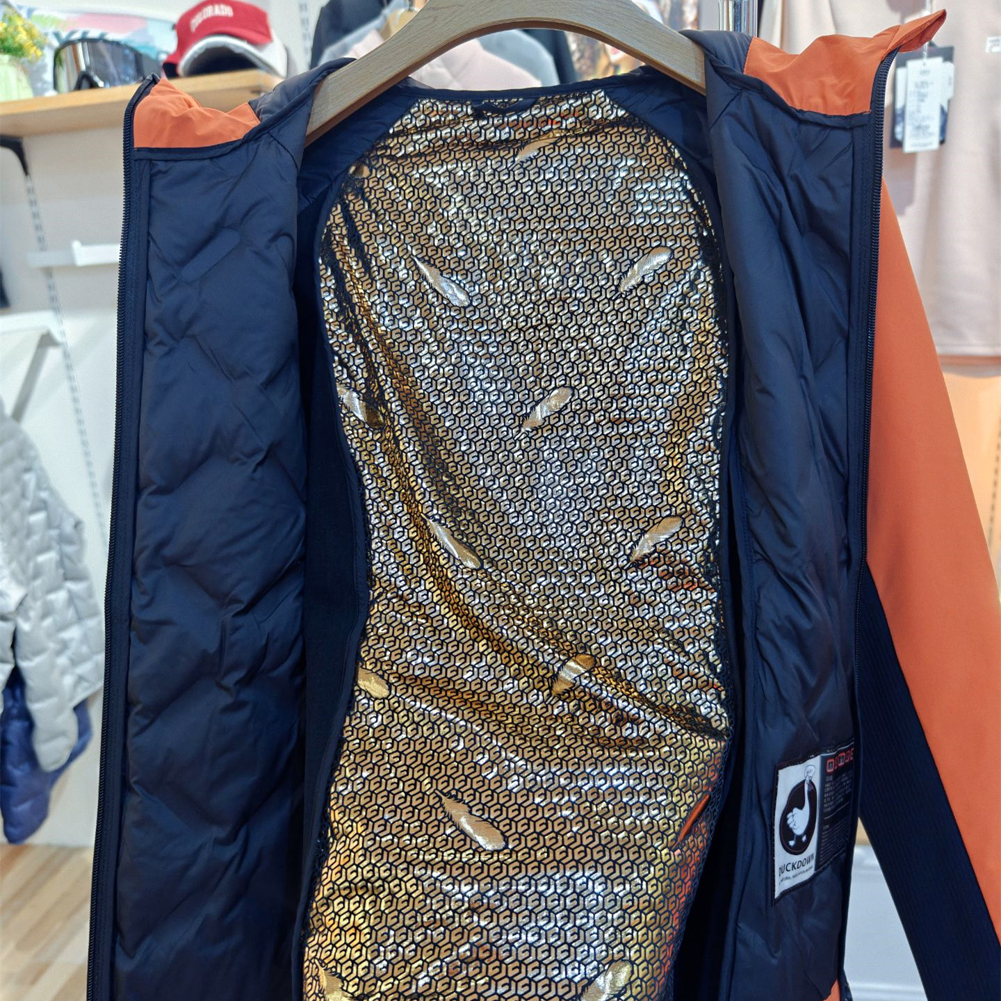 2025轻系女冰盾弹簧腰冲锋羽绒服白金防风冬新款小蛮腰外套QW5631 - 图1