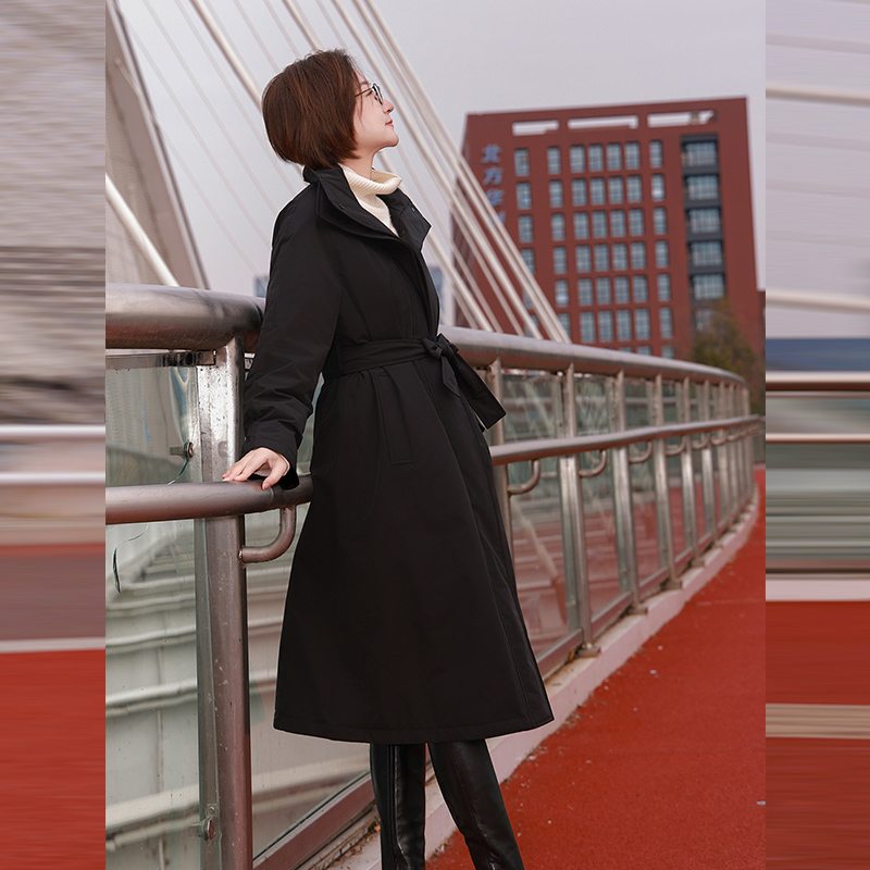 white collar黑色立领暗门襟按扣系带长款鹅绒服E-GAD05A901 - 图0