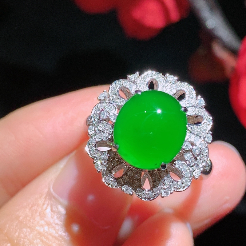 冰阳绿满色蛋面翡翠戒指 18k白金独特造型镶嵌南非钻石女士色均匀 - 图0