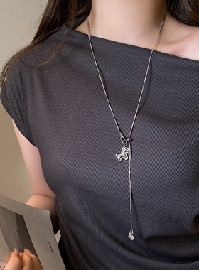 银色小马吊坠项链高级感轻奢配饰