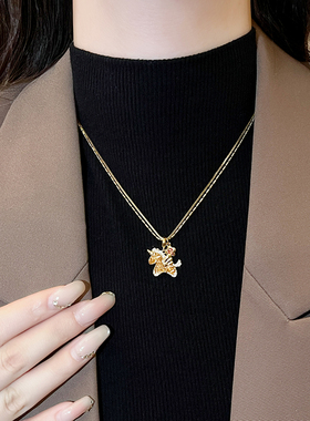 金色小马吊坠珍珠项链高级感配饰