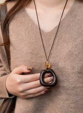 棕色不规则圆环吊坠长项链