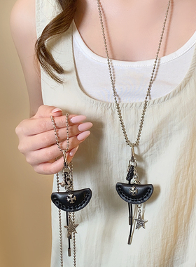 黑色皮质饺子包星星吊坠项链配饰