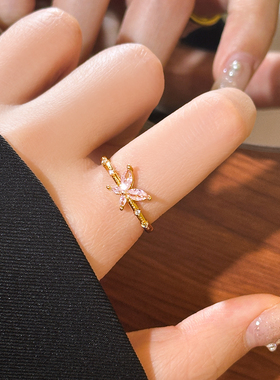 金色满钻蝴蝶戒指装饰轻奢高级感