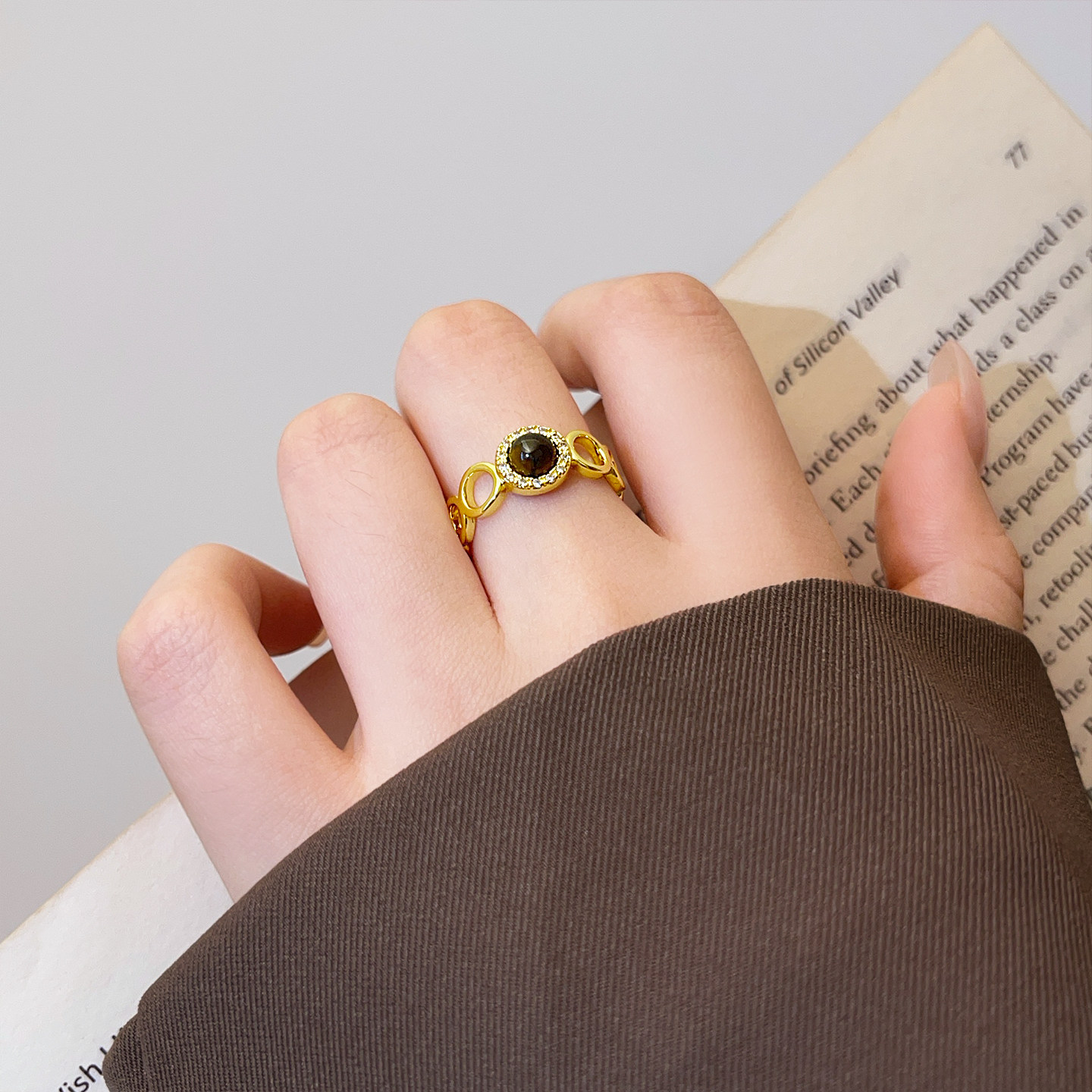 Golden tiger eye stone ring is niche, light luxury and high-end