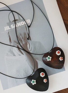 小众个性爱心花朵木头项链女轻奢复古优雅时尚简约百搭颈链毛衣链